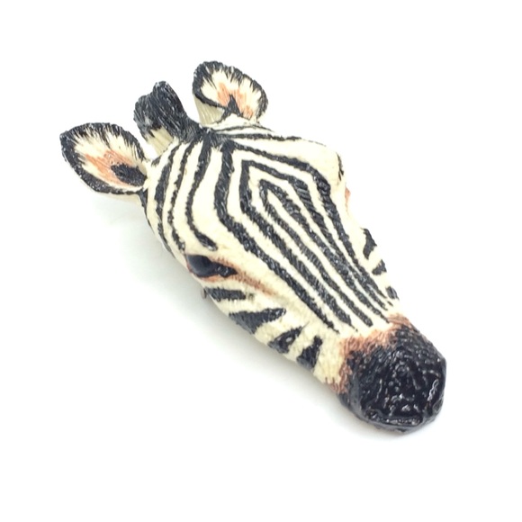 VINTAGE LARGE ZEBRA HEAD HANDCRAFTED SIGNED PLASTIC BROOCH 80S STATEMENT SAFARI - Picture 6 of 15